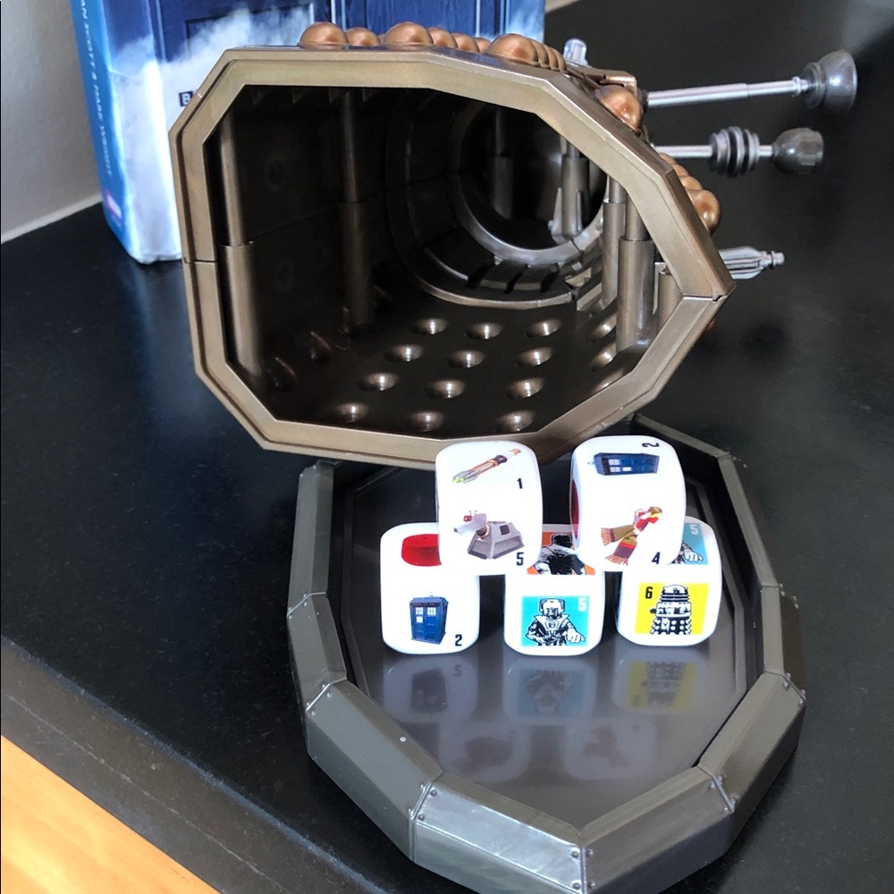 DOCTOR WHO Collector's Edition Dalek Yahtzee Game & Whoology: Dr. Who Miscellany - Picture 9 of 17